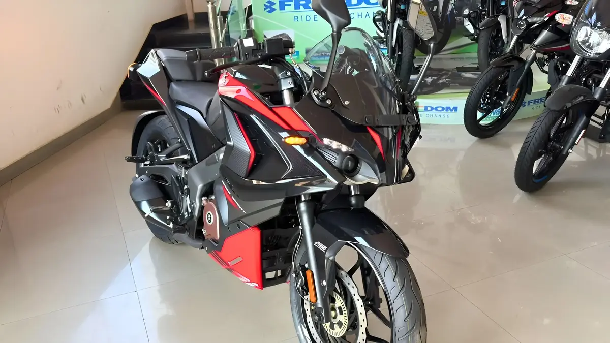 199cc पावरफुल इंजन तथा आक्रामक लुक के साथ Bajaj का प्रीमियम बाइक हुआ लॉन्च, मात्र ₹4,800 की EMI पर